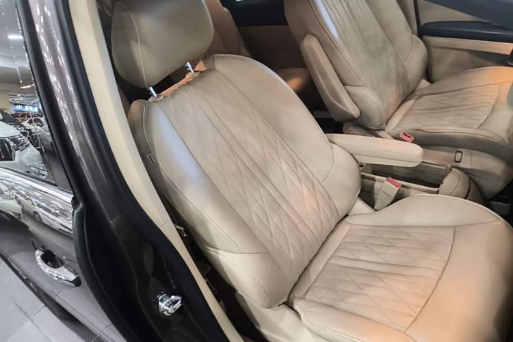 Used Buick GL8 2023 Facelifted Land Cruiser Executive Luxury Version Right Front Seat