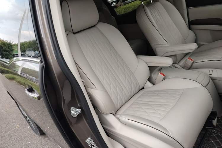 Used Buick GL8 2023 Land Executive Class 652T Luxury Model Right Front Seat