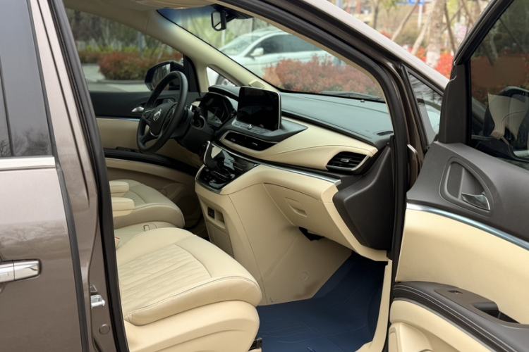 Used Buick GL8 2023 Facelifted Land Cruiser Executive Luxury Version Right Front Seat