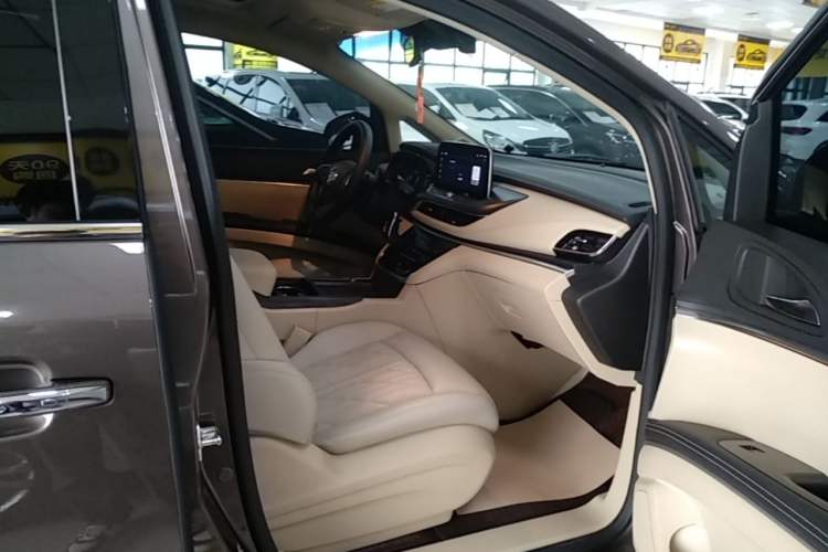 Used Buick GL8 2023 Facelifted Land Cruiser Executive Luxury Version Right Front Seat