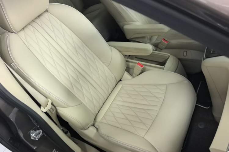 Used Buick GL8 2023 Facelifted Land Cruiser Executive Luxury Version Right Front Seat