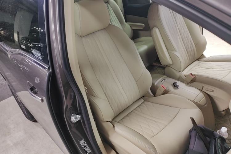 Used Buick GL8 2023 Land Executive Class Deluxe Model Right Front Seat