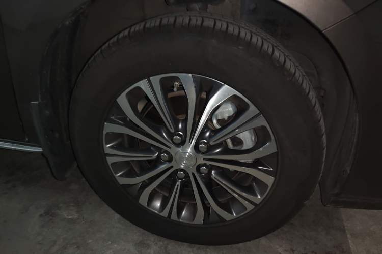 Used Buick GL8 2023 Land Executive Class Comfort Model Right Front Wheel Hub