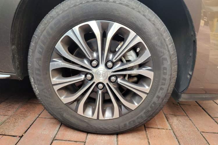 Used Buick GL8 2023 Land Executive Class Comfort Model Right Front Wheel Hub
