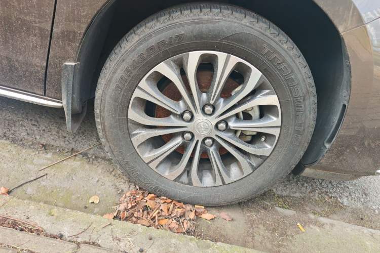 Used Buick GL8 2023 Facelifted Land Cruiser Executive Luxury Version Right Front Wheel Hub