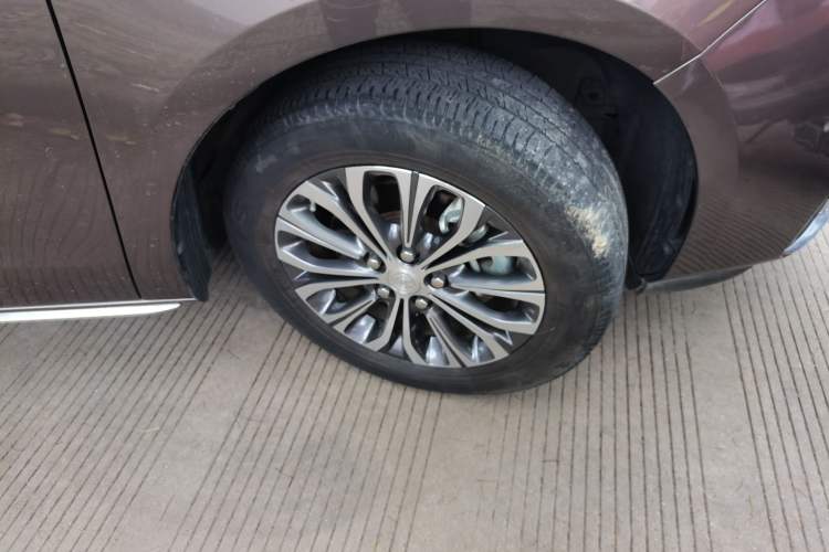 Used Buick GL8 2023 Land Executive Class Comfort Model Right Front Wheel Hub