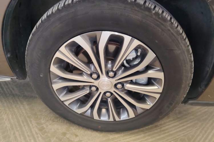 Used Buick GL8 2023 Facelifted Land Cruiser Executive Luxury Version Right Front Wheel Hub