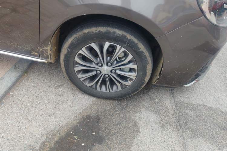 Used Buick GL8 2023 Land Executive Class Comfort Model Right Front Wheel Hub