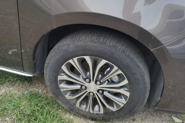 Used Buick GL8 2023 Land Executive Class 652T Luxury Model Right Front Wheel Hub
