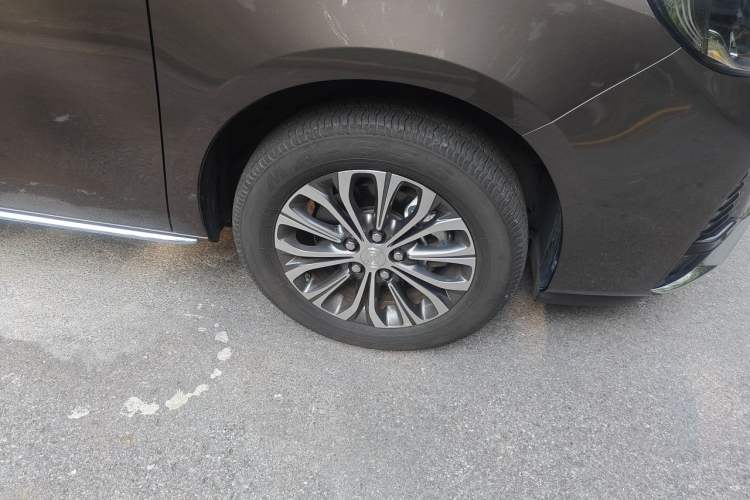 Used Buick GL8 2023 Land Executive Class Comfort Model Right Front Wheel Hub