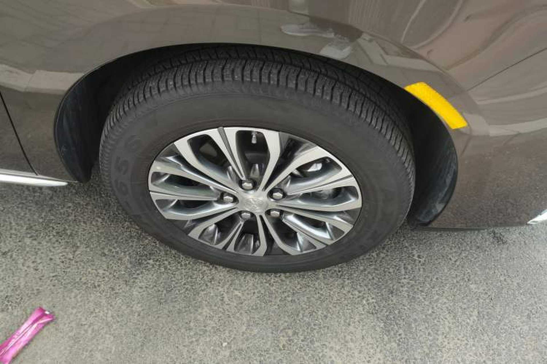 Used Buick GL8 2023 Facelifted Land Cruiser Executive Luxury Version Right Front Wheel Hub