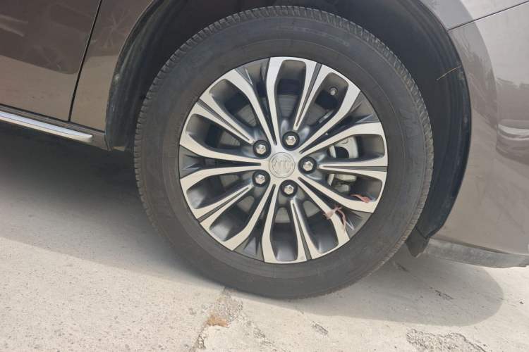 Used Buick GL8 2023 Land Executive Class Comfort Model Right Front Wheel Hub