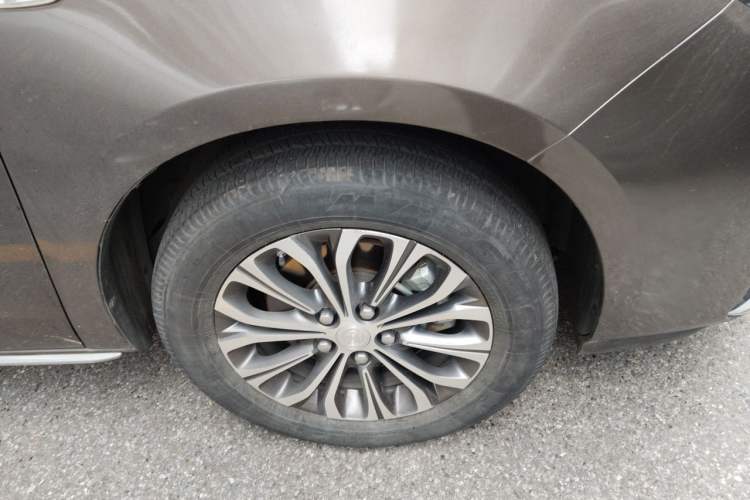Used Buick GL8 2023 Facelifted Land Cruiser Executive Luxury Version Right Front Wheel Hub