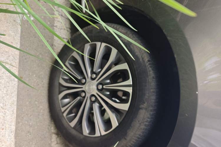 Used Buick GL8 2023 Facelifted Land Cruiser Executive Luxury Version Right Front Wheel Hub