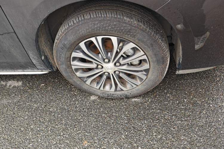 Used Buick GL8 2023 Land Executive Class Comfort Model Right Front Wheel Hub