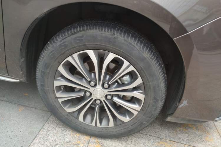 Used Buick GL8 2023 Land Executive Class 652T Luxury Model Right Front Wheel Hub