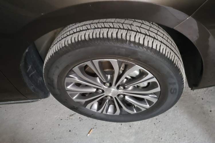 Used Buick GL8 2023 Land Executive Class Comfort Model Right Front Wheel Hub