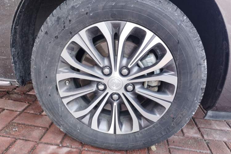 Used Buick GL8 2023 Facelifted Land Cruiser Executive Luxury Version Right Front Wheel Hub