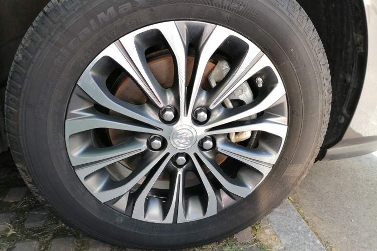 Used Buick GL8 2023 Land Executive Class Comfort Model Right Front Wheel Hub