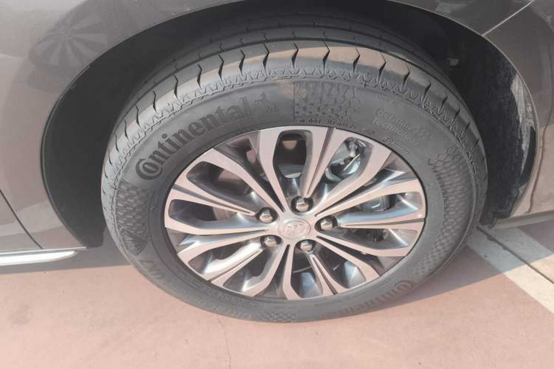 Used Buick GL8 2023 Land Executive Class Comfort Model Right Front Wheel Hub
