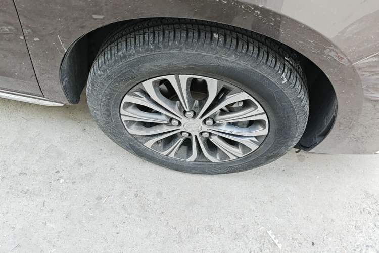 Used Buick GL8 2023 Land Executive Class 652T Luxury Model Right Front Wheel Hub