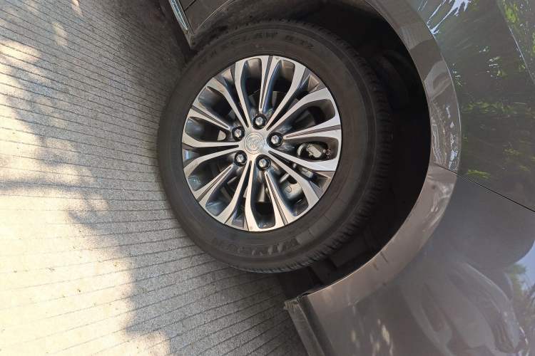 Used Buick GL8 2023 Land Executive Class Comfort Model Right Front Wheel Hub