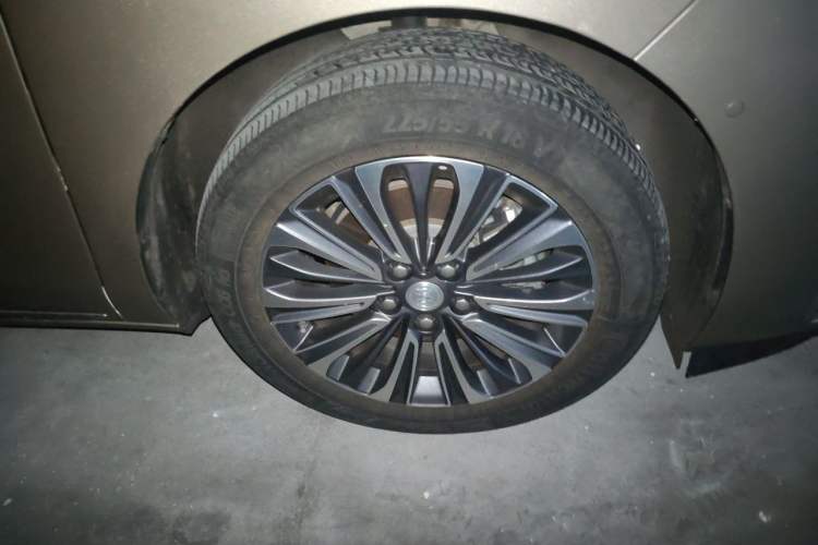 Used Buick GL8 2023 ES Lu Zun Luxury Model Right Front Wheel Hub