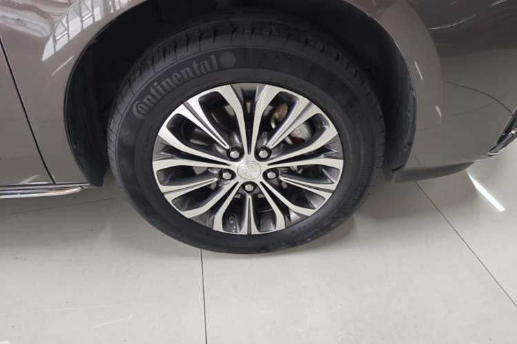 Used Buick GL8 2023 Facelifted Land Cruiser Executive Luxury Version Right Front Wheel Hub
