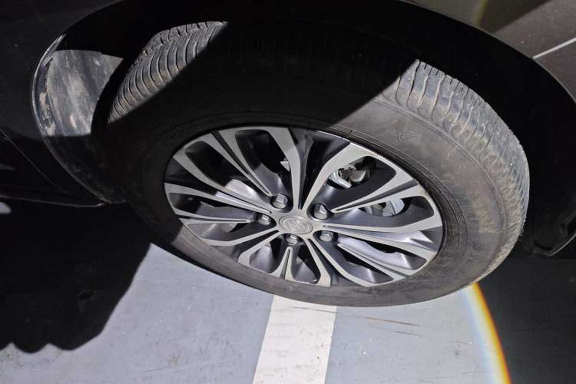 Used Buick GL8 2023 Facelifted Land Cruiser Executive Luxury Version Right Front Wheel Hub