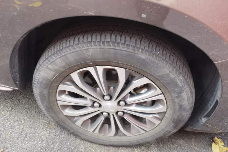 Used Buick GL8 2023 Facelifted Land Cruiser Executive Luxury Version Right Front Wheel Hub