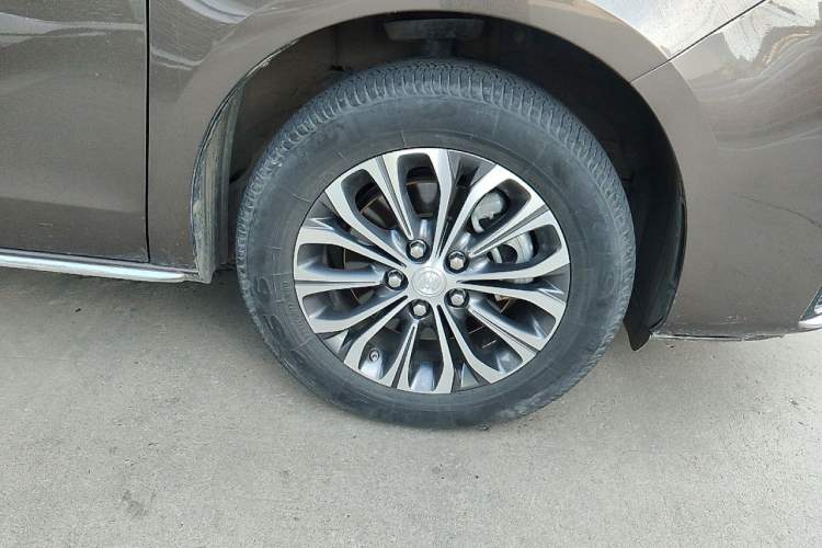 Used Buick GL8 2023 Land Executive Class Comfort Model Right Front Wheel Hub