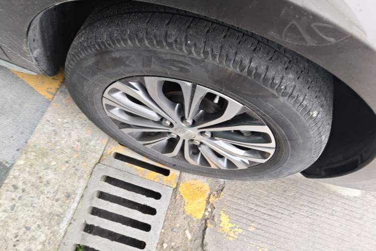 Used Buick GL8 2023 Land Executive Class 652T Luxury Model Right Front Wheel Hub