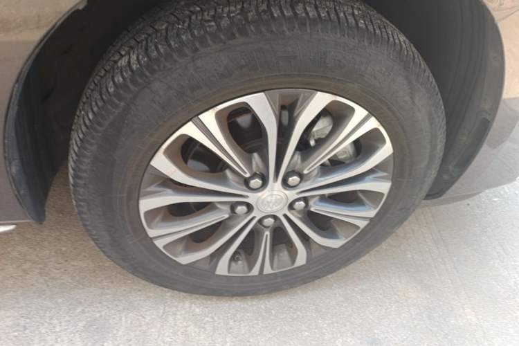 Used Buick GL8 2023 Land Executive Class Comfort Model Right Front Wheel Hub