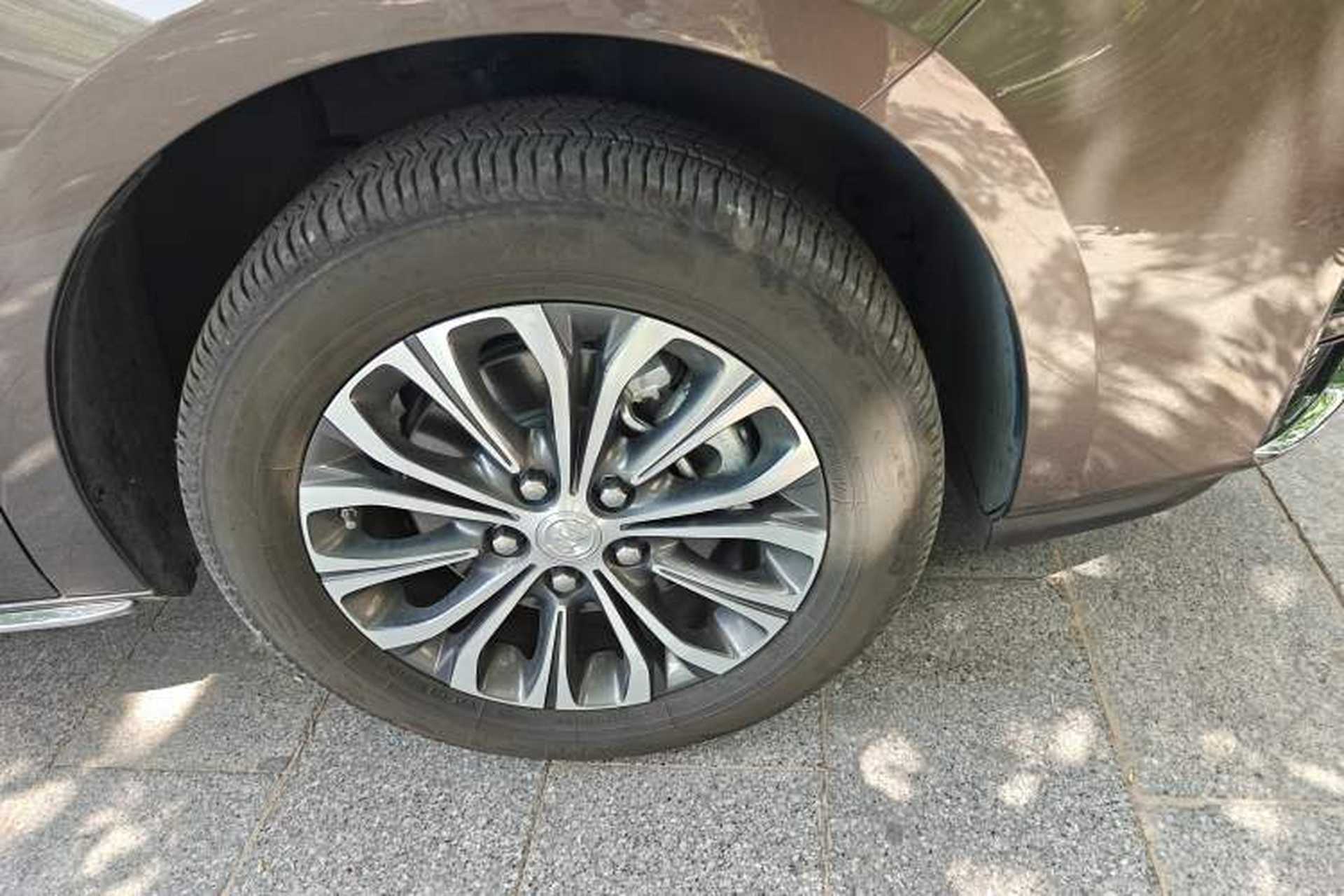 Used Buick GL8 2023 Facelifted Land Cruiser Executive Luxury Version Right Front Wheel Hub