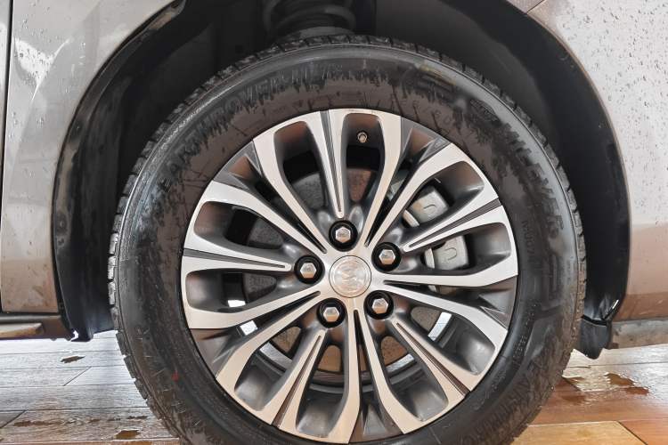 Used Buick GL8 2023 Land Executive Class Comfort Model Right Front Wheel Hub