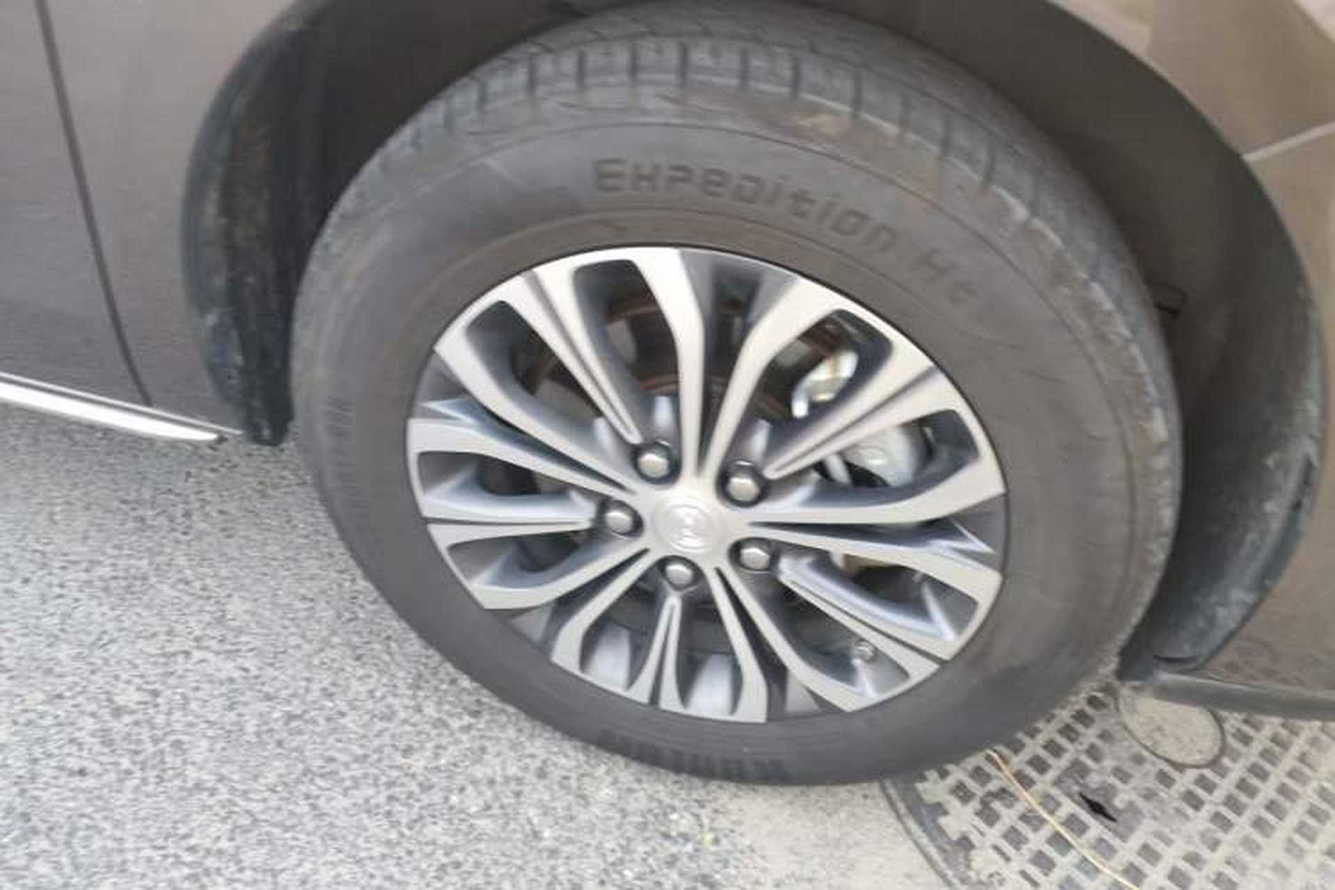 Used Buick GL8 2023 Facelifted Land Cruiser Executive Luxury Version Right Front Wheel Hub