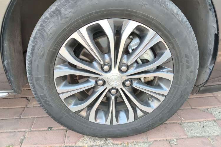 Used Buick GL8 2023 Facelifted Land Cruiser Executive Luxury Version Right Front Wheel Hub