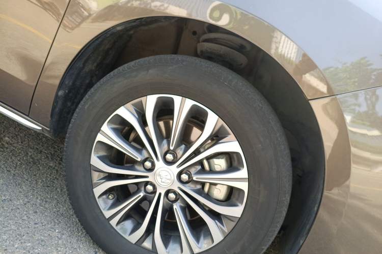 Used Buick GL8 2023 Land Executive Class Comfort Model Right Front Wheel Hub