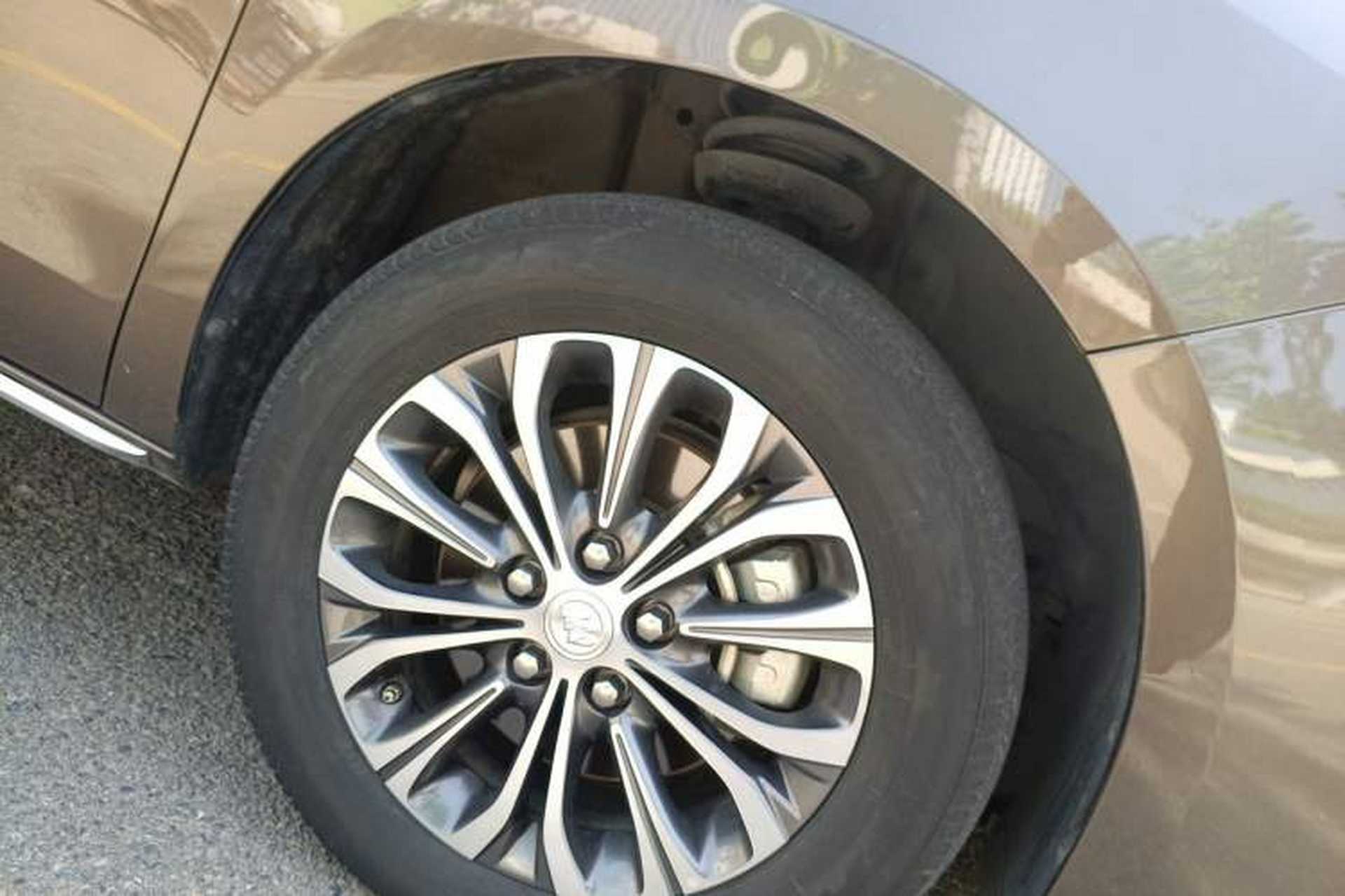 Used Buick GL8 2023 Land Executive Class Comfort Model Right Front Wheel Hub