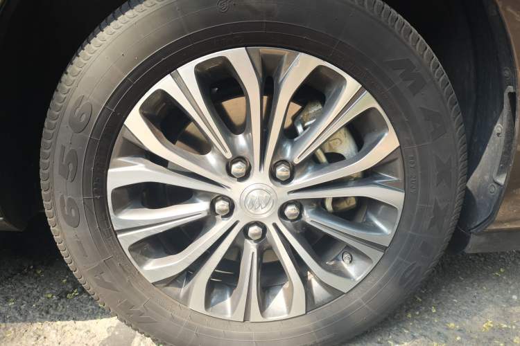 Used Buick GL8 2023 Facelifted Land Cruiser Executive Luxury Version Right Front Wheel Hub