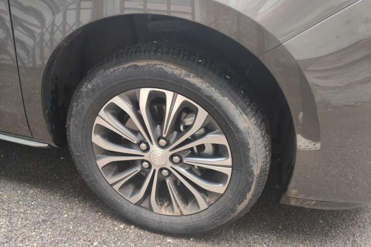 Used Buick GL8 2023 Facelifted Land Cruiser Executive Luxury Version Right Front Wheel Hub