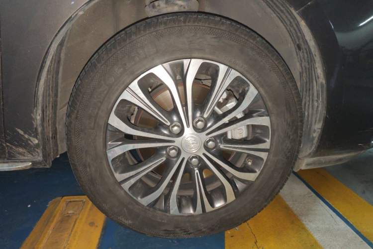 Used Buick GL8 2023 Facelifted Land Cruiser Executive Luxury Version Right Front Wheel Hub