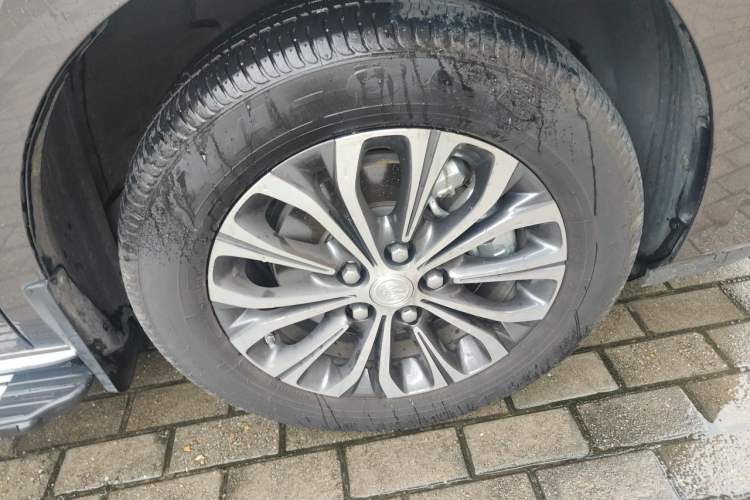 Used Buick GL8 2023 Facelifted Land Cruiser Executive Luxury Version Right Front Wheel Hub