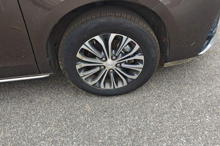 Used Buick GL8 2023 Land Executive Class Comfort Model Right Front Wheel Hub