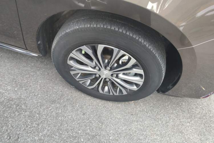 Used Buick GL8 2023 Land Executive Class Comfort Model Right Front Wheel Hub