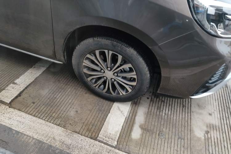 Used Buick GL8 2023 Facelifted Land Cruiser Executive Luxury Version Right Front Wheel Hub