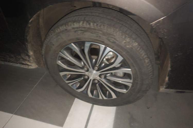 Used Buick GL8 2023 Facelifted Land Cruiser Executive Luxury Version Right Front Wheel Hub