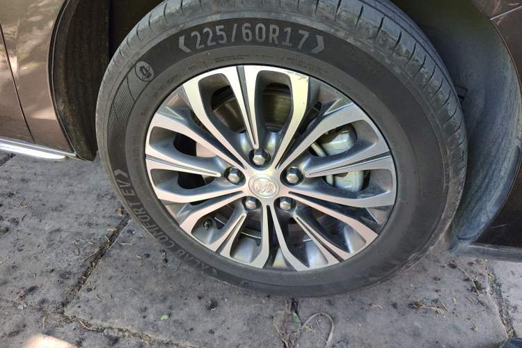 Used Buick GL8 2023 Facelifted Land Cruiser Executive Luxury Version Right Front Wheel Hub