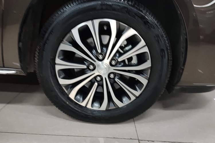 Used Buick GL8 2023 Facelifted Land Cruiser Executive Luxury Version Right Front Wheel Hub