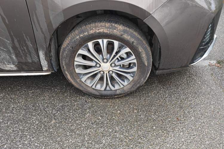 Used Buick GL8 2023 Land Executive Class Comfort Model Right Front Wheel Hub
